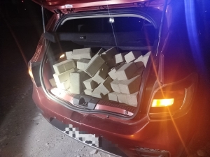 Los detuvieron por robar adoquines y cargarlos en el baúl del auto 