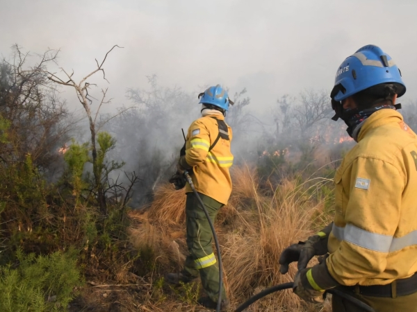 Bomberos trabajan en 7 reinicios en Capilla del Monte