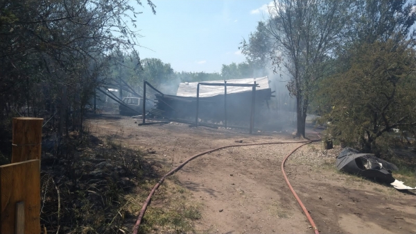 Cosqu&iacute;n: se le incendi&oacute; la casa y el auto por un accidente dom&eacute;stico