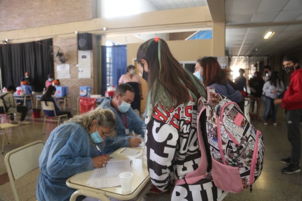 Adolescentes de 12 a 17 a&ntilde;os recibir&aacute;n la dosis de refuerzo tras 4 meses de intervalo