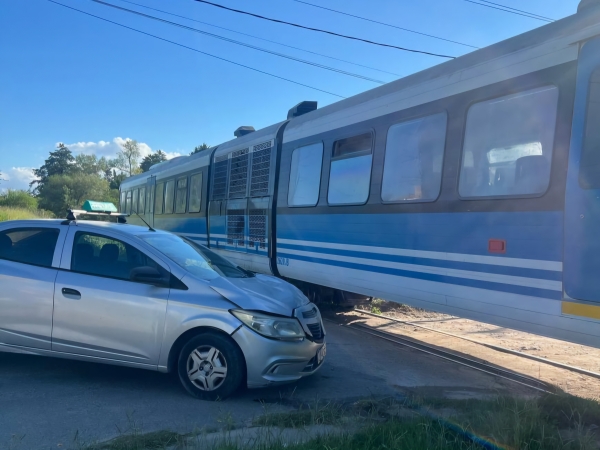 Un remis chocó con el Tren de las Sierras en Villa Giardino