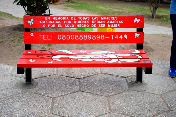 Violencia de g&eacute;nero: agregar&aacute;n al banco rojo de La Falda los nombres de las &uacute;ltimas tres mujeres asesinadas