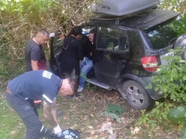 Se qued&oacute; sin frenos e impact&oacute; a un &aacute;rbol en Huerta Grande