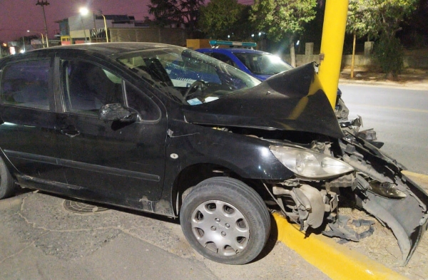 Manejaba borracho y choc&oacute; contra un poste sobre ruta 38