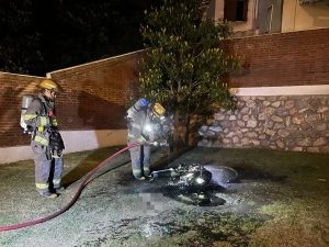 La Falda: una moto se incendió en el patio de una casa
