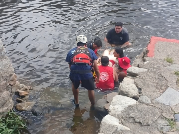 Rescataron a una mujer que cay&oacute; al r&iacute;o Cosqu&iacute;n
