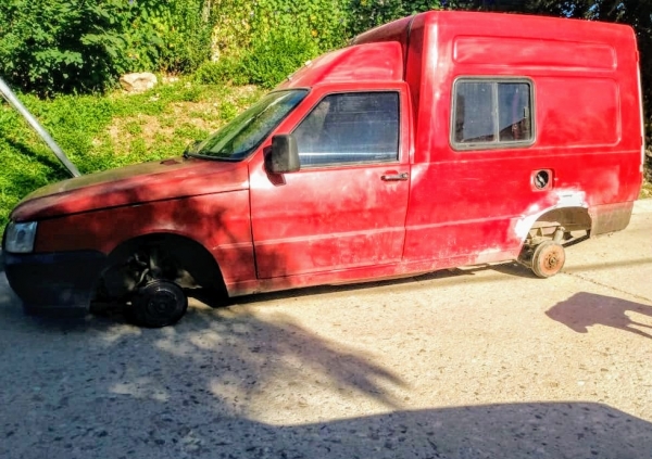 La Falda: le robaron las cuatro ruedas a un utilitario