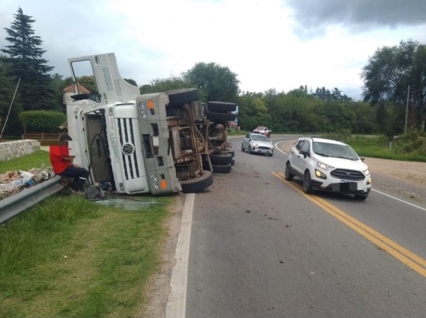 Cami&oacute;n recolector de residuos de la Municipalidad de La Falda volc&oacute; en Cosqu&iacute;n