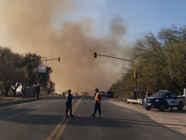 Bomberos combaten un incendio en Los Cocos: corte total en la ruta 38