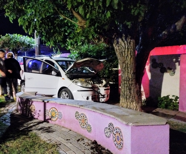 La Falda: perdi&oacute; el control del auto en una pendiente y termin&oacute; chocando contra un &aacute;rbol
