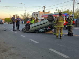 La Falda: un auto chocó a otro estacionado y terminó dado vuelta sobre la ruta