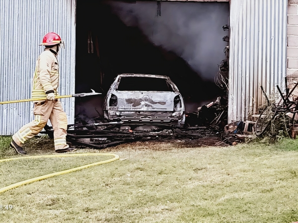 Importantes da&ntilde;os tras el incendio de un galp&oacute;n en Villa Giardino