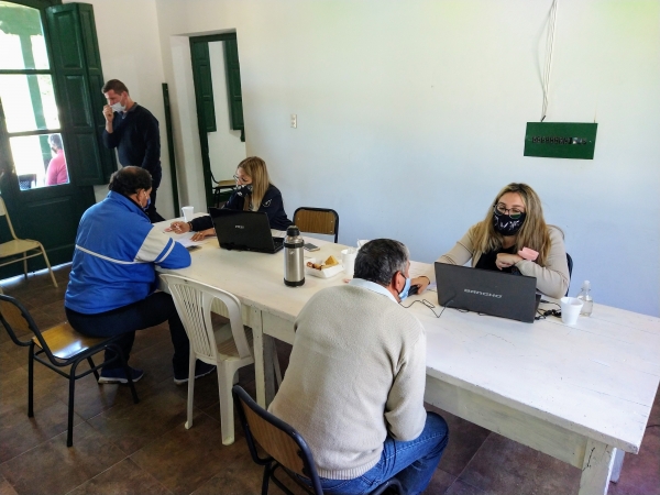 COVID-19: asistencia a vecinos de Huerta Grande para tramitar la vacunaci&oacute;n