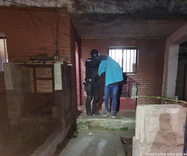 Cosqu&iacute;n: escond&iacute;an psicof&aacute;rmacos y drogas dentro del peluche de su peque&ntilde;a hija, dos detenidos