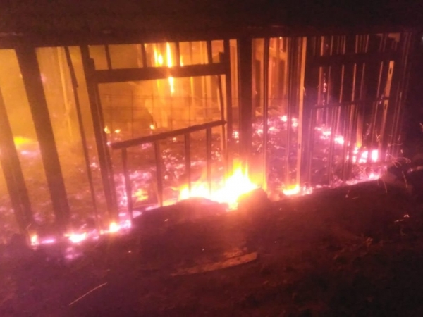 Una caba&ntilde;a en construcci&oacute;n se incendi&oacute; por completo en Huerta Grande (video)