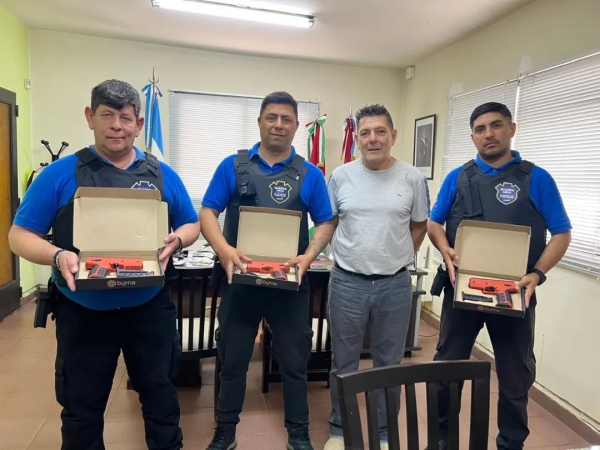 Villa Giardino: entregaron armas menos letales y chalecos balísticos a la Guardia Local