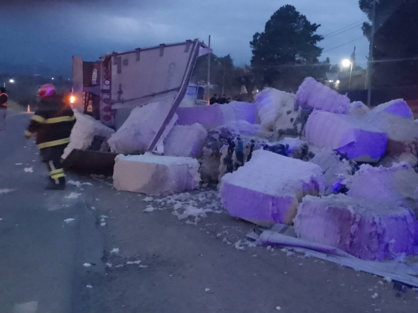Volc&oacute; un cami&oacute;n cargado de algod&oacute;n en la ruta 38