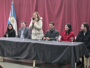 Prunotto en Huerta Grande: entreg&oacute; cr&eacute;ditos, un subsidio al Centro de Jubilados y prometi&oacute; avanzar en un cuartel de Bomberos