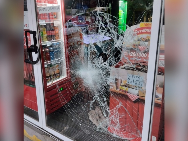 Vandalismo en La Falda: cinco locales sufrieron rotura de sus vidrieras