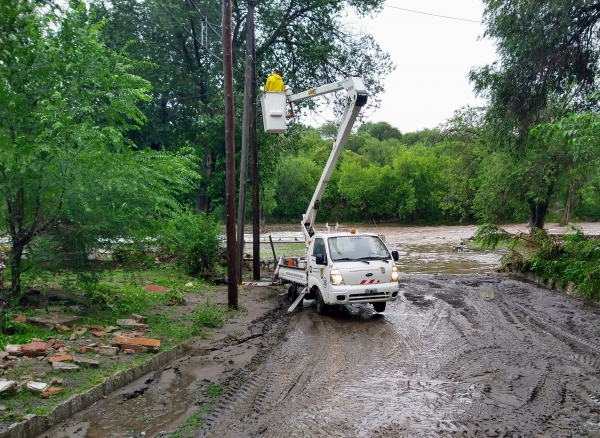 Morecabo (La Falda) el agua cubri&oacute; el predio de la pileta municipal.