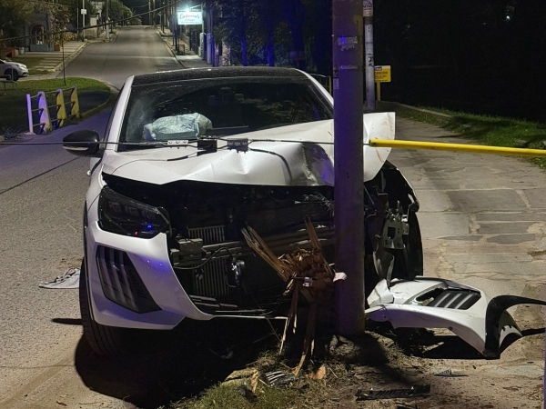 La Falda: joven perdi&oacute; el control de su auto e impact&oacute; contra un poste de luz