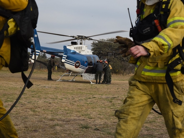 Son 120 los efectivos que trabajan para contener el incendio en el cerro Uritorco