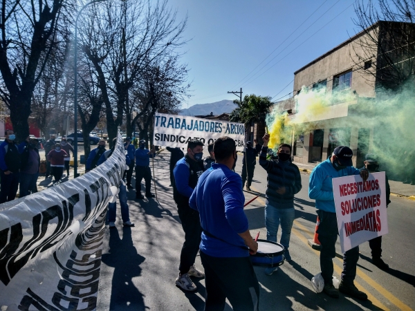 Empleados de ARCOOP se manifestaron frente a la Municipalidad de La Falda