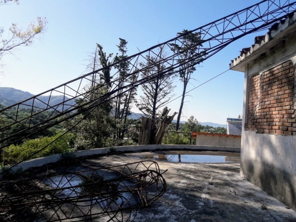Ca&iacute;da de la torre de transmisi&oacute;n de Radio UNE en Villa Giardino