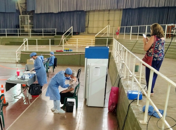 COVID-19: unos 80 adultos mayores se vacunaron este viernes en La Falda