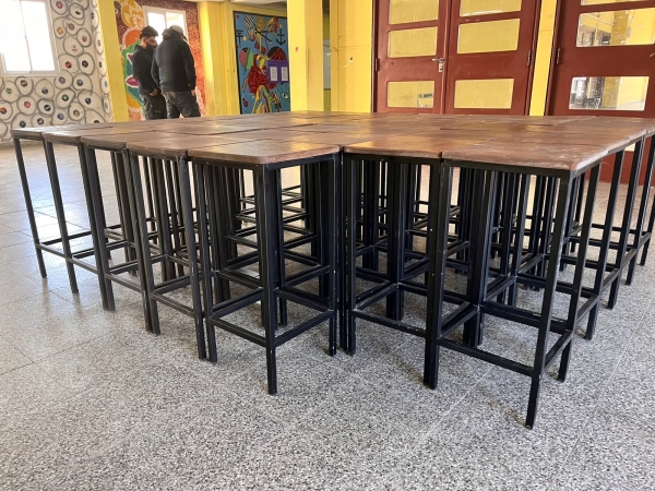 La Municipalidad de Valle Hermoso don&oacute; banquetas al Ipem 335 "Luis Alberto Spinetta"