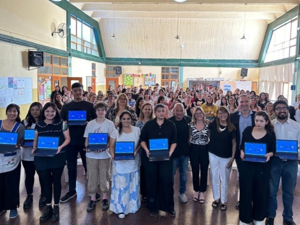 Institutos de formaci&oacute;n docente de La Falda y Cosqu&iacute;n recibieron netbooks del Programa TecnoPresente