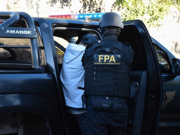 Cosqu&iacute;n: lo detuvieron dentro de un &oacute;nmibus con una importante cantidad de drogas