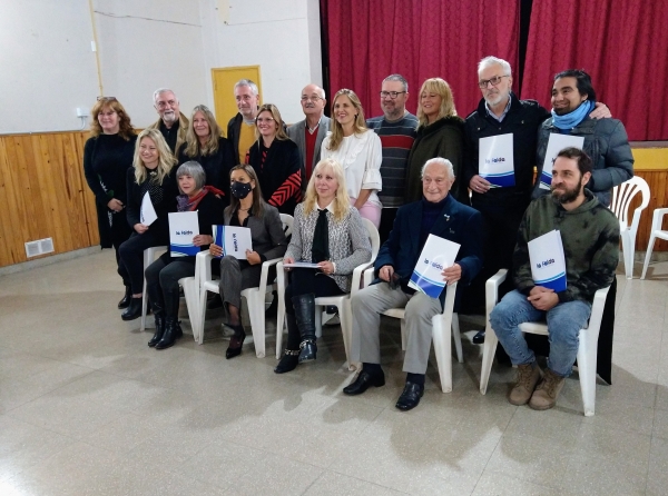 Otorgaron un reconocimiento a escritores de La Falda