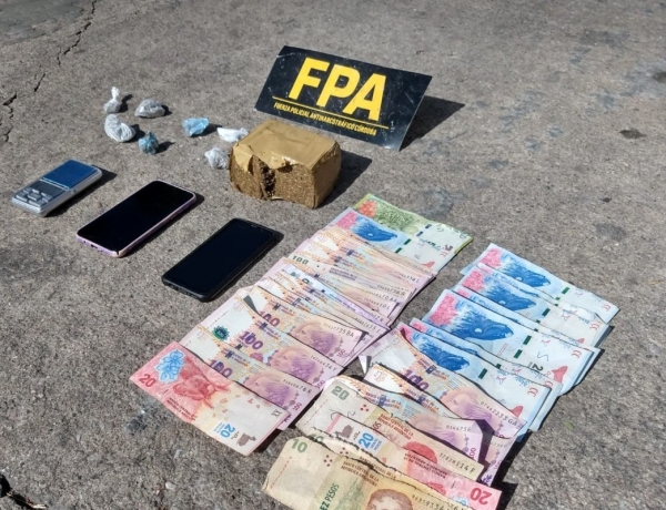 Detuvieron en Carlos Paz a un hombre que trasladaba medio kilo de marihuana acompa&ntilde;ado de su pareja e hija
