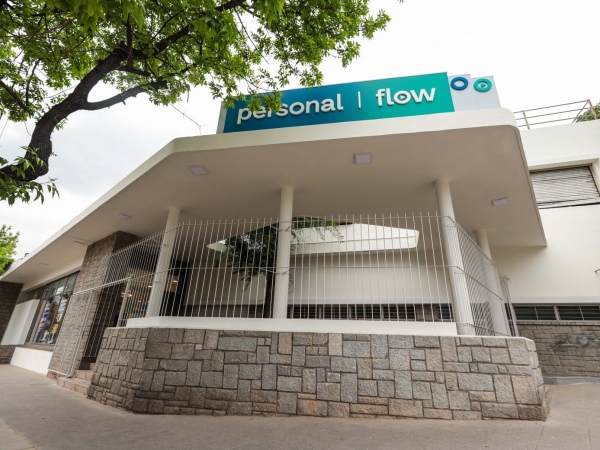 Ya funciona en La Falda la tienda comercial convergente de Personal y Flow
