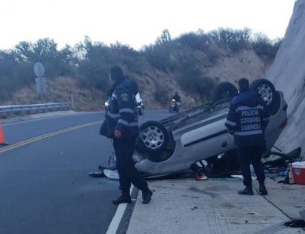 Un auto volc&oacute; en el Camino del Cuadrado