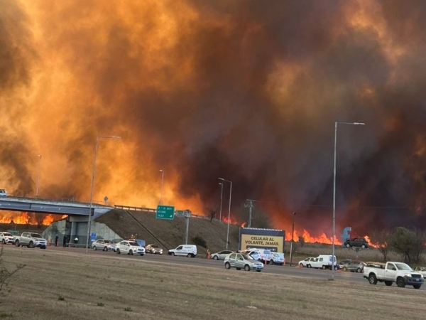 Incendio en la autopista C&oacute;rdoba -Carlos Paz: bomberos heridos y corte total del tr&aacute;nsito