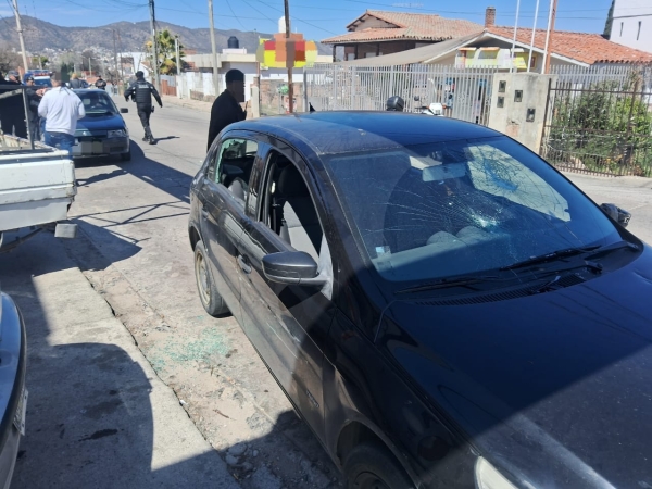 Carlos Paz: discutieron por un choque, hubo golpes de pu&ntilde;o y rotura de cristales de un autom&oacute;vil