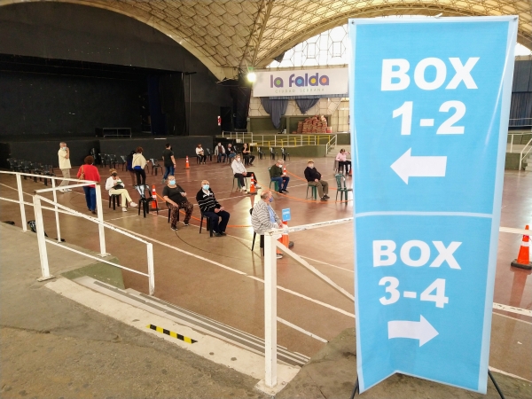 La Falda: insisten en que no se debe asistir al centro de vacunaci&oacute;n COVID sin haber recibido el llamado del municipio