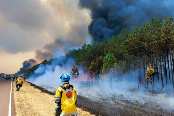 Bomberos cordobeses contin&uacute;an la lucha contra el fuego en Corrientes