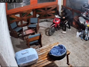 Entraron a una casa de Huerta Grande y robaron una moto: todo quedó grabado en las cámaras de seguridad