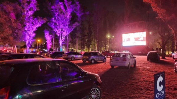 Ultiman detalles para la llegada del autocine a La Falda