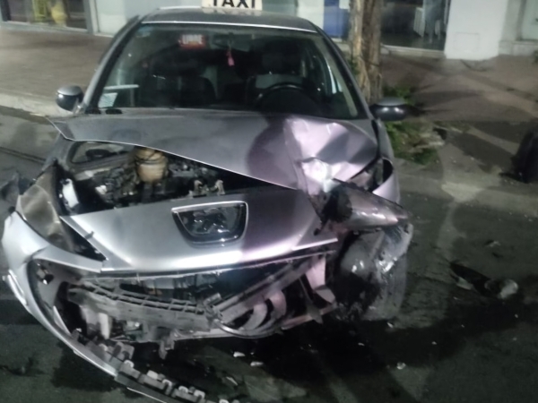 La Falda: taxista perdi&oacute; el control, choc&oacute; a un auto estacionado y dio varios trompos