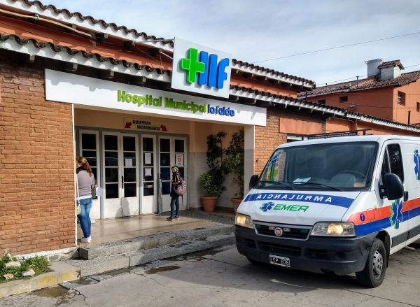 Concejales de La Falda donan un electrocardi&oacute;grafo al Hospital Municipal