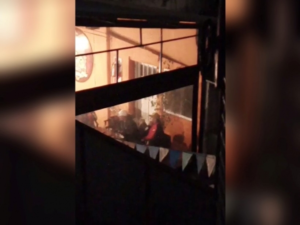 La parte trasera del bar a metros de las ventanas de los vecinos 