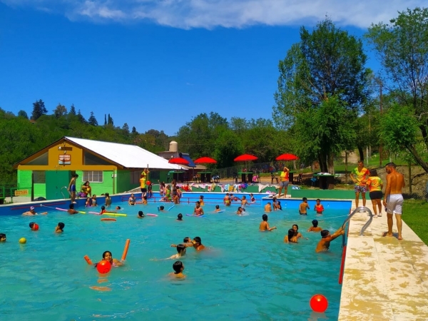 Como cada domingo el Balneario Dique La Isla ofrece un show a sus visitantes