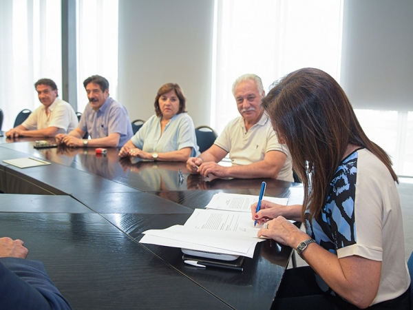 La Provincia acord&oacute; con Uepc aumentos salariales para cerrar la paritaria anual