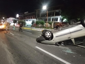 Choque triple y vuelco en Carlos Paz