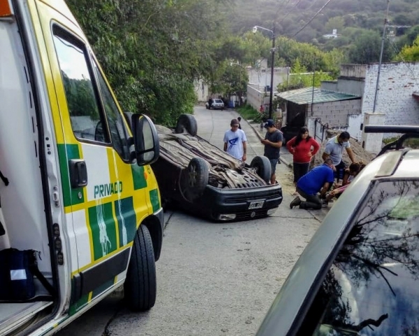 La Falda: dos mujeres heridas tras volcar el auto en el que se trasladaban