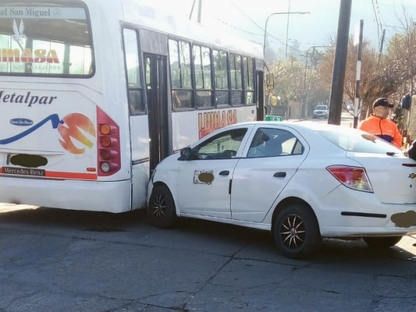 Remis choc&oacute; a un colectivo urbano en La Falda